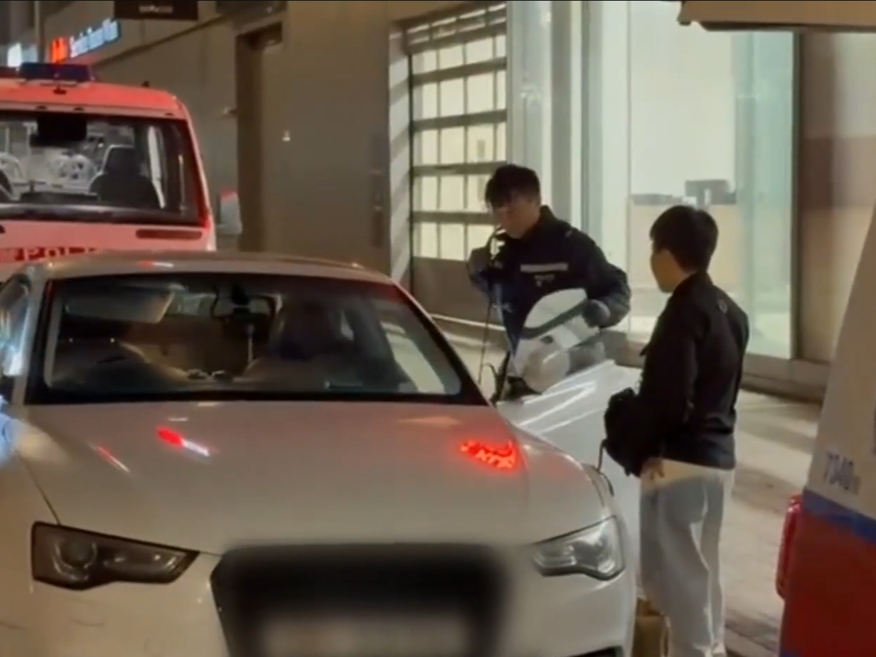 警荃灣截可疑車,檢2000元大麻拘2人(有線新聞截圖)