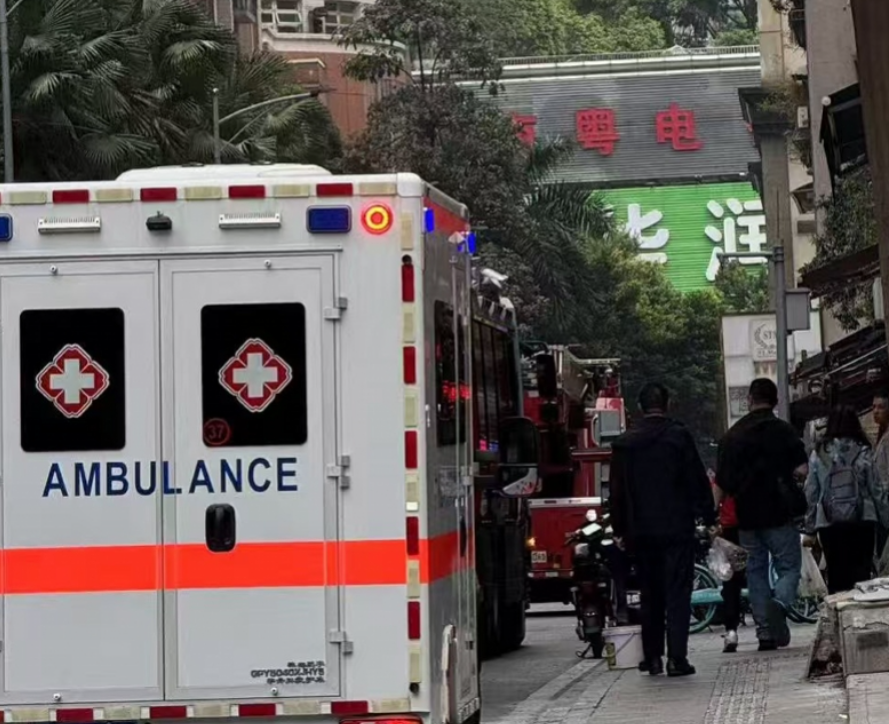 廣州市荔灣區富力廣場於周日(4月6日)發生爆炸事故,廣州市應急管理局初步了解,一名小孩在家中進行化學實驗時引發爆炸事故,造成其受傷送院。《南方都市報》報道,廣州荔灣中心醫院透露,傷者為一名15歲男孩,因實驗爆炸導致燒傷,眼部及腹部傷勢較重,目前脫離生命危險。