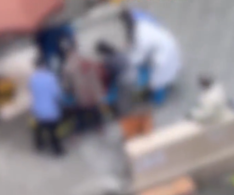 從網傳畫面可見,一名穿白色衣服的男孩坐在椅子上,臉部流血,上衣和褲子也有破損並染有血跡。事後,現場醫護人員將其抬上擔架送往救護車。男童被送往醫院治療。