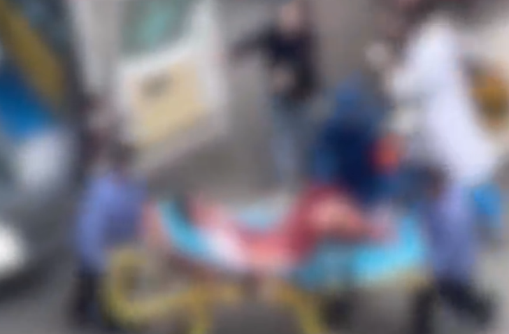 從網傳畫面可見,一名穿白色衣服的男孩坐在椅子上,臉部流血,上衣和褲子也有破損並染有血跡。事後,現場醫護人員將其抬上擔架送往救護車。男童被送往醫院治療。