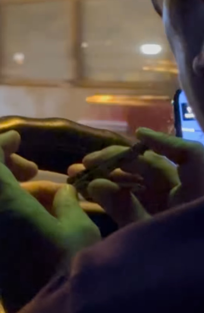 的士司機被拍得邊駕車載客邊剪指甲(fb香港交通及突發事故報料區影片截圖)