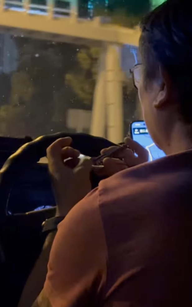 的士司機被拍得邊駕車載客邊剪指甲(fb香港交通及突發事故報料區影片截圖)