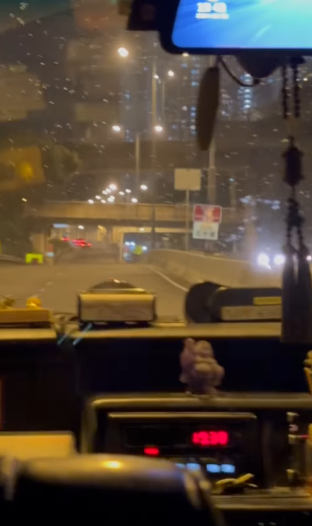 的士司機被拍得邊駕車載客邊剪指甲(fb香港交通及突發事故報料區影片截圖)