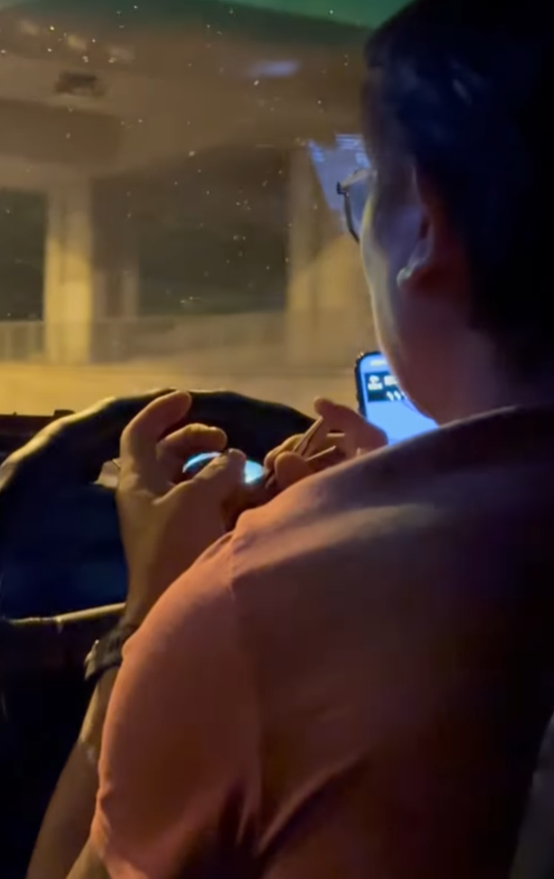 的士司機被拍得邊駕車載客邊剪指甲(fb香港交通及突發事故報料區影片截圖)