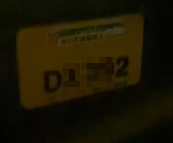 的士司機被拍得邊駕車載客邊剪指甲(fb香港交通及突發事故報料區影片截圖)