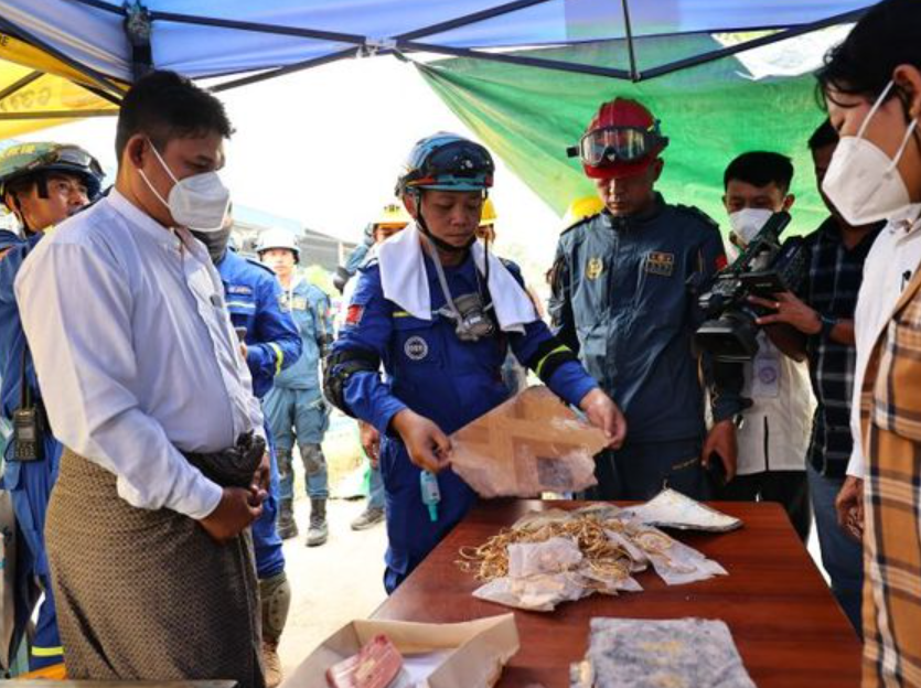 緬甸地震|重慶市藍天救援隊22名隊員和雲南隊等隊伍昨日在該公寓執行地震救援任務時,發現並挖掘出受災居民黃金約20公斤。救援隊員嚴格遵守國際救援準則,第一時間將財物移交當地警方處理。(網上圖片)