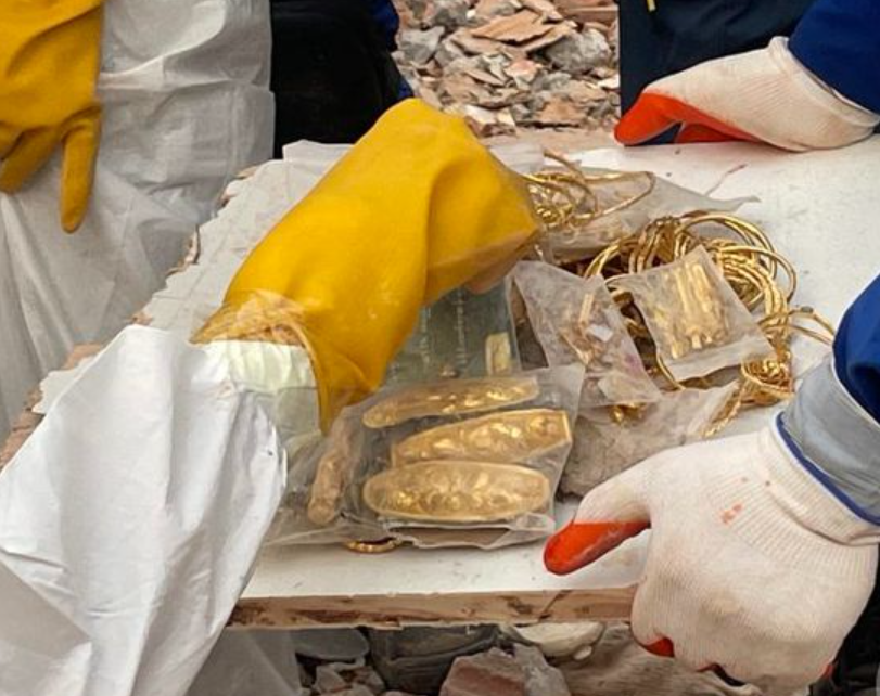 緬甸地震|重慶市藍天救援隊22名隊員和雲南隊等隊伍昨日在該公寓執行地震救援任務時,發現並挖掘出受災居民黃金約20公斤。救援隊員嚴格遵守國際救援準則,第一時間將財物移交當地警方處理。(網上圖片)