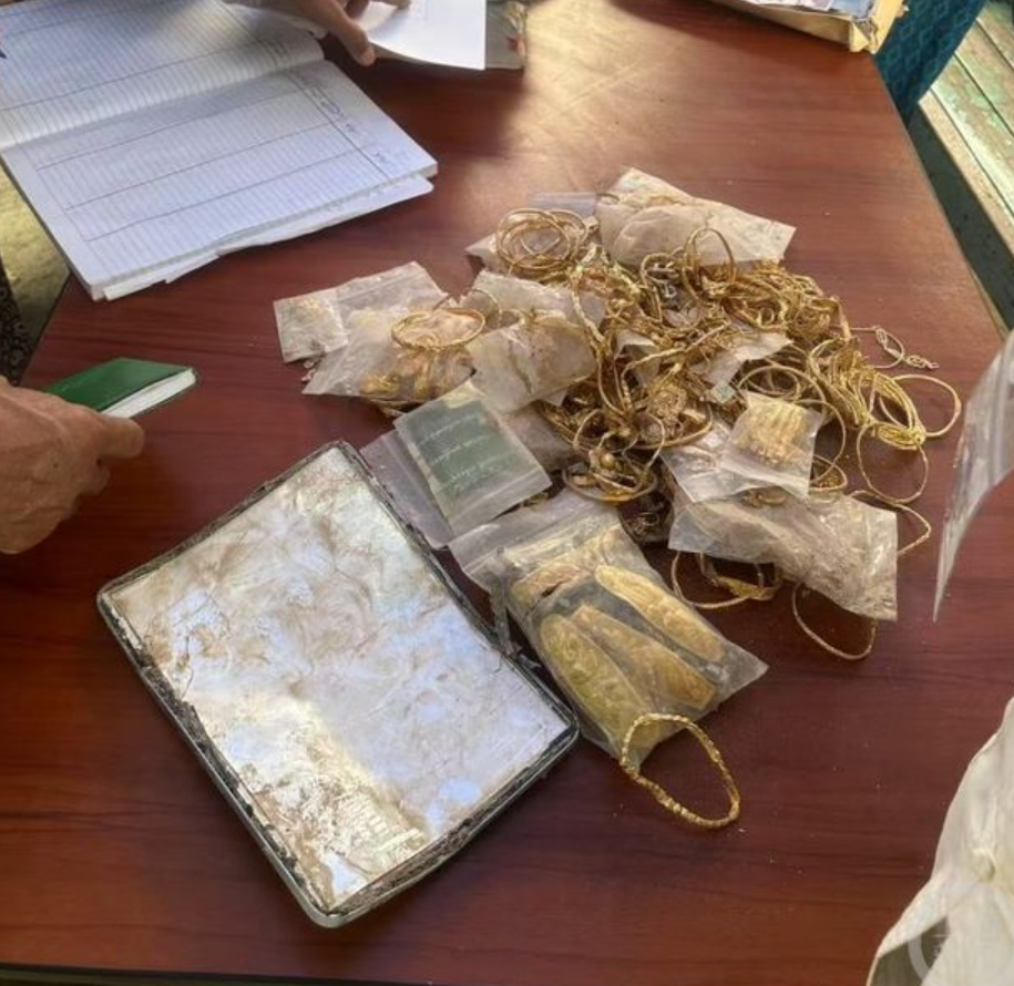 緬甸地震|重慶市藍天救援隊22名隊員和雲南隊等隊伍昨日在該公寓執行地震救援任務時,發現並挖掘出受災居民黃金約20公斤。救援隊員嚴格遵守國際救援準則,第一時間將財物移交當地警方處理。(網上圖片)