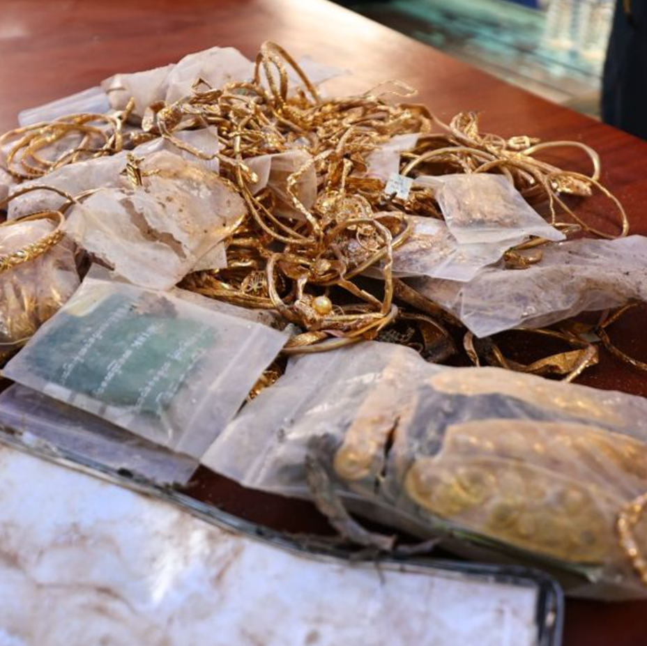 緬甸地震|重慶市藍天救援隊22名隊員和雲南隊等隊伍昨日在該公寓執行地震救援任務時,發現並挖掘出受災居民黃金約20公斤。救援隊員嚴格遵守國際救援準則,第一時間將財物移交當地警方處理。(網上圖片)