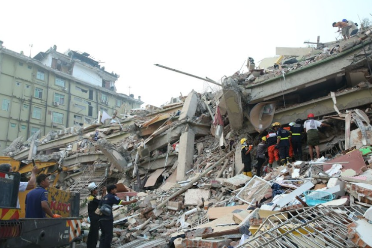 緬甸地震|曼德勒(瓦城)的一棟11層公寓「Sky Villa」(天空公寓)倒塌,多人被困,內媒指該公寓中居住有數百位華人。(新華社)