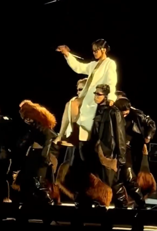 Marf唱《*~Silencio…Shh》時更被多位dancers托起。(網上影片截圖)