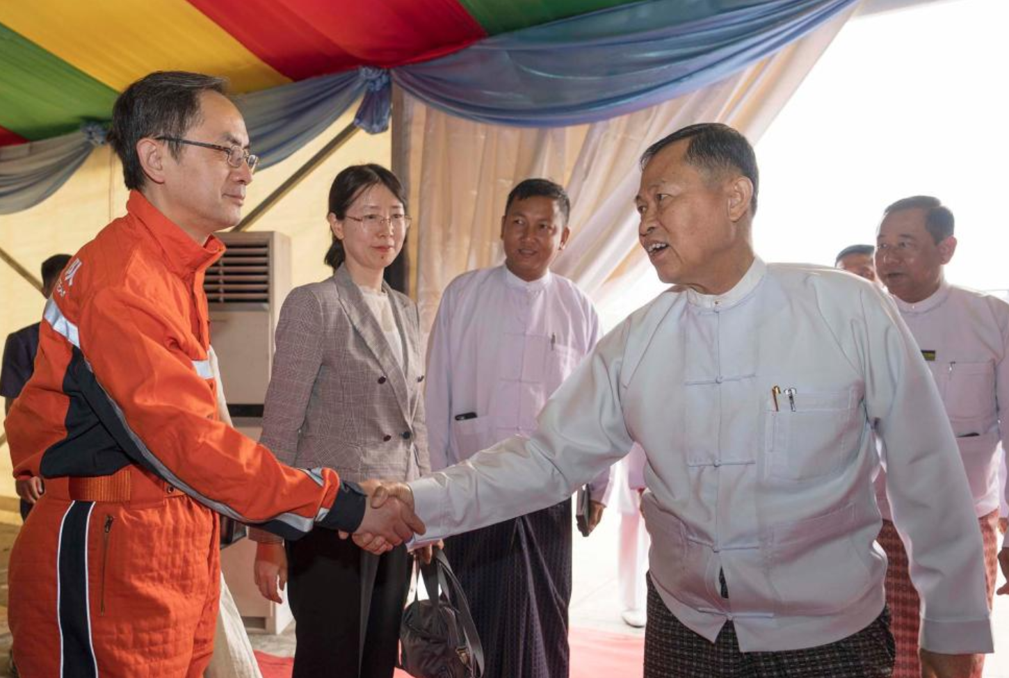 緬方在社會福利和救濟安置部為中方救援隊舉辦感謝儀式。緬甸國家管理委員會副主席梭溫出席儀式並致感謝信。緬甸外交部副部長倫烏、中國駐緬甸使館臨時代辦曹靜到機場送行。(新華社)