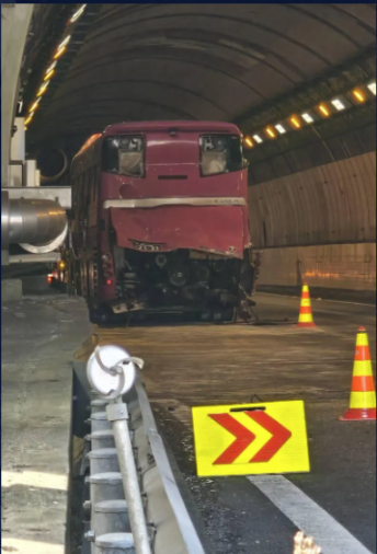 東京車禍兩名中國女遊客馬路中間瞓地打卡,被指違法可罰款5萬日圓。(互聯網)