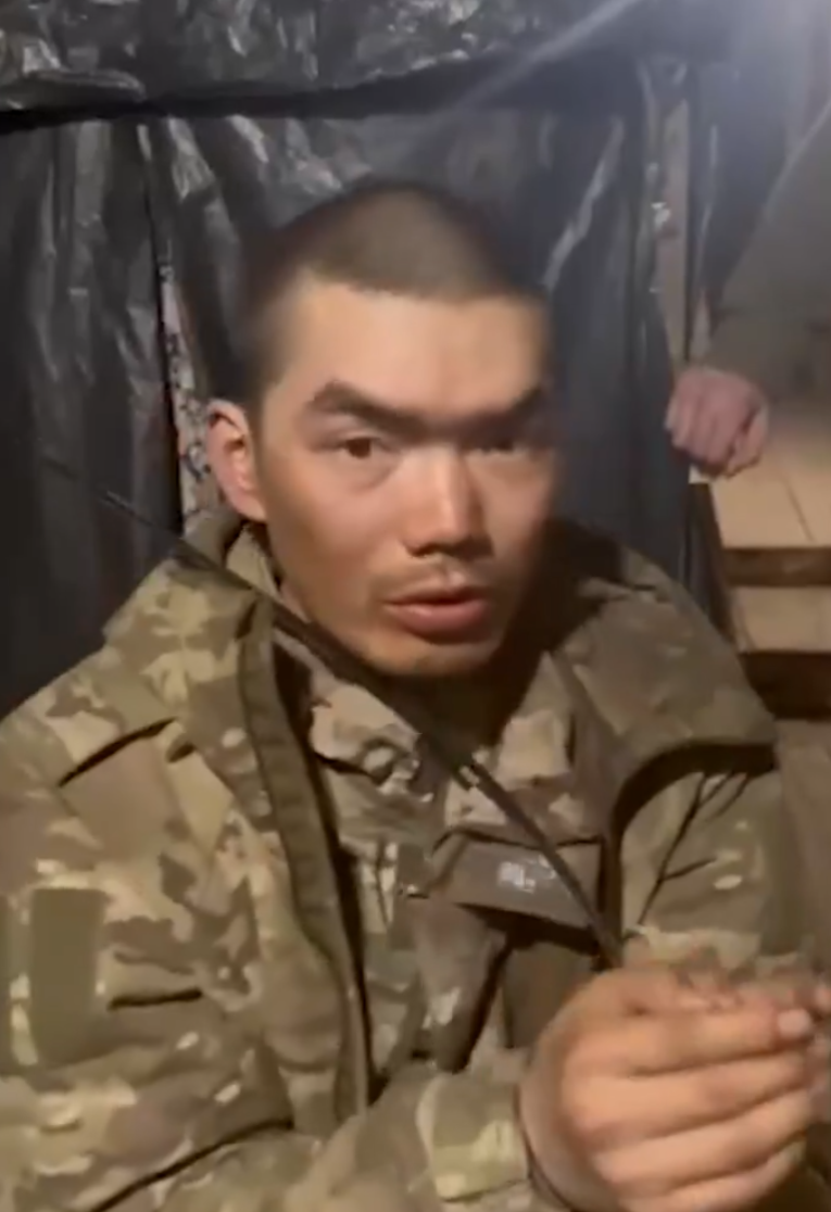 烏克蘭俘獲2名「中國士兵」,中方指正核實情況。(澤連斯基社交網站片段截圖)