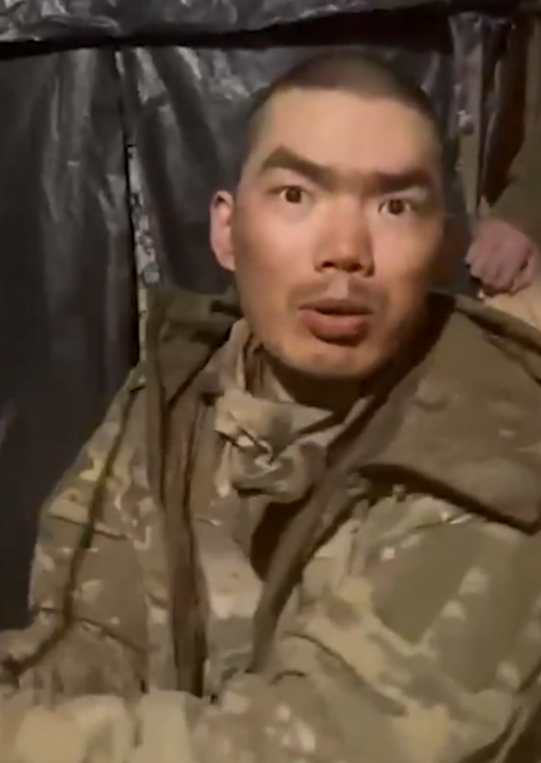 烏克蘭俘獲2名「中國士兵」,中方指正核實情況。(澤連斯基社交網站片段截圖)