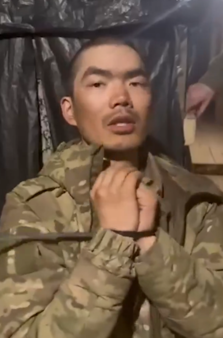 烏克蘭俘獲2名「中國士兵」,中方指正核實情況。(澤連斯基社交網站片段截圖)