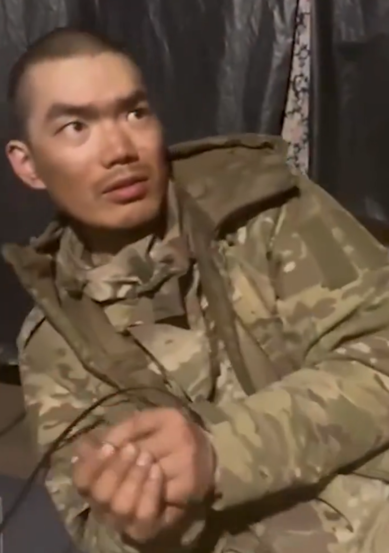 烏克蘭俘獲2名「中國士兵」,中方指正核實情況。(澤連斯基社交網站片段截圖)
