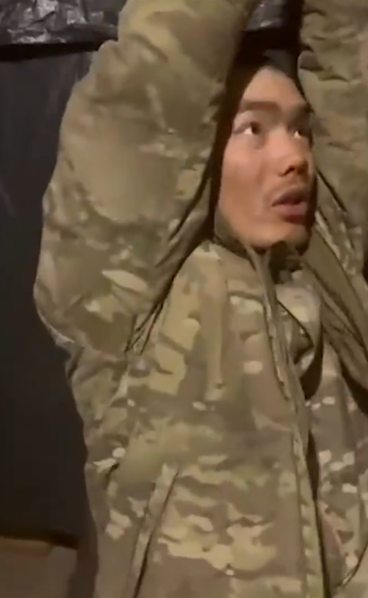 烏克蘭俘獲2名「中國士兵」,中方指正核實情況。(澤連斯基社交網站片段截圖)