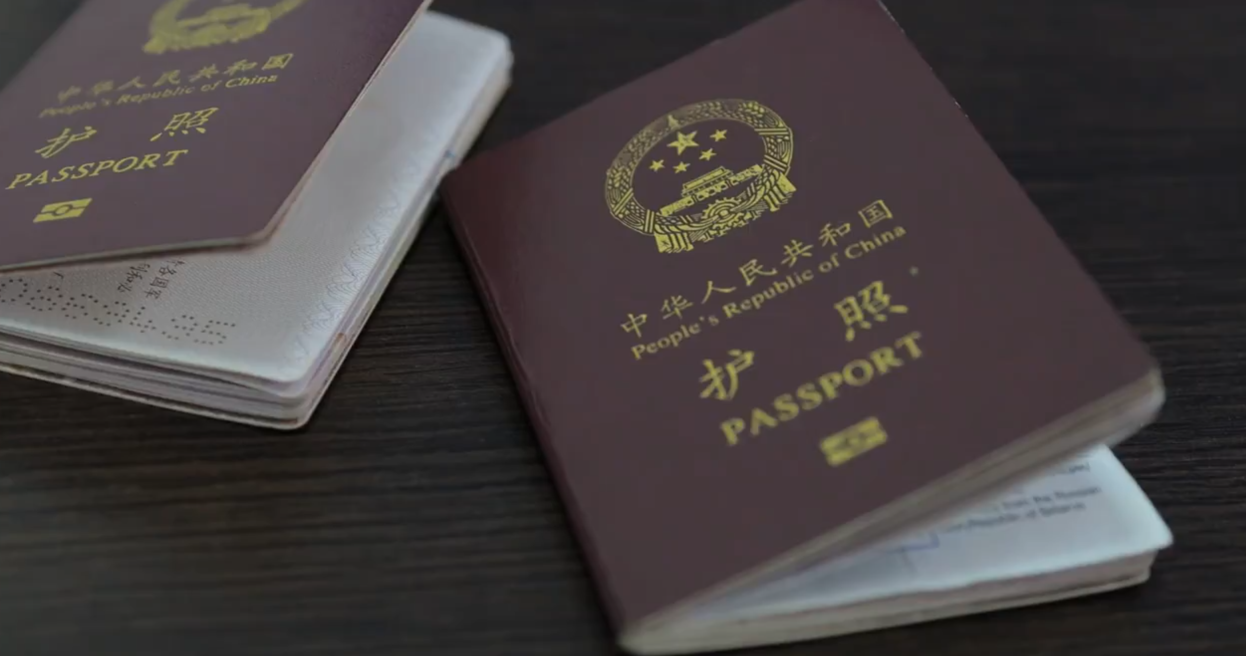 烏克蘭俘虜了兩名為俄軍作戰的「中國士兵」,澤連斯基公開兩本中國護照,其中一本持有人名叫張仁波,來自江西(澤連斯基社交網站片段截圖)