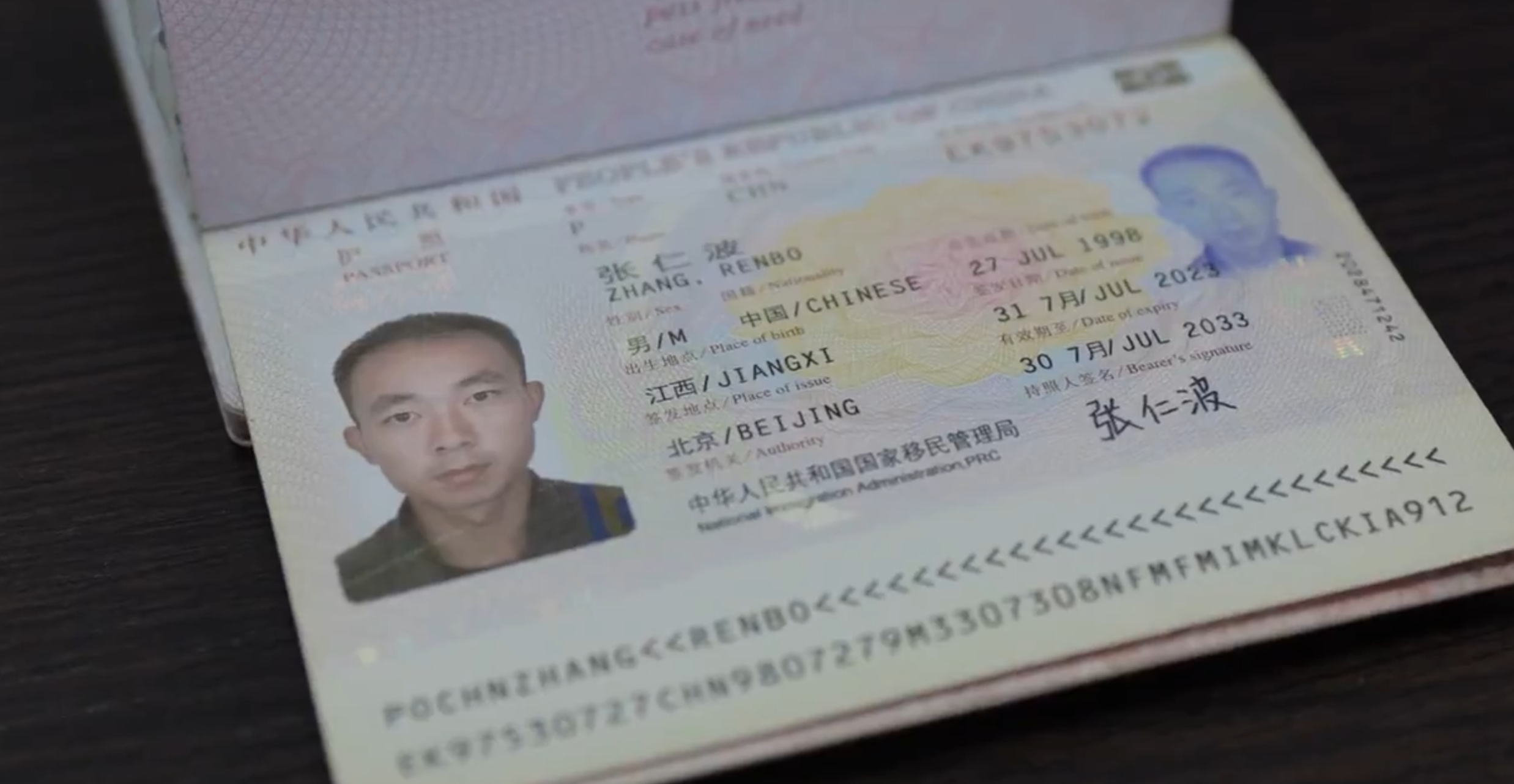 烏克蘭俘虜了兩名為俄軍作戰的「中國士兵」,澤連斯基公開兩本中國護照,其中一本持有人名叫張仁波,來自江西(澤連斯基社交網站片段截圖)