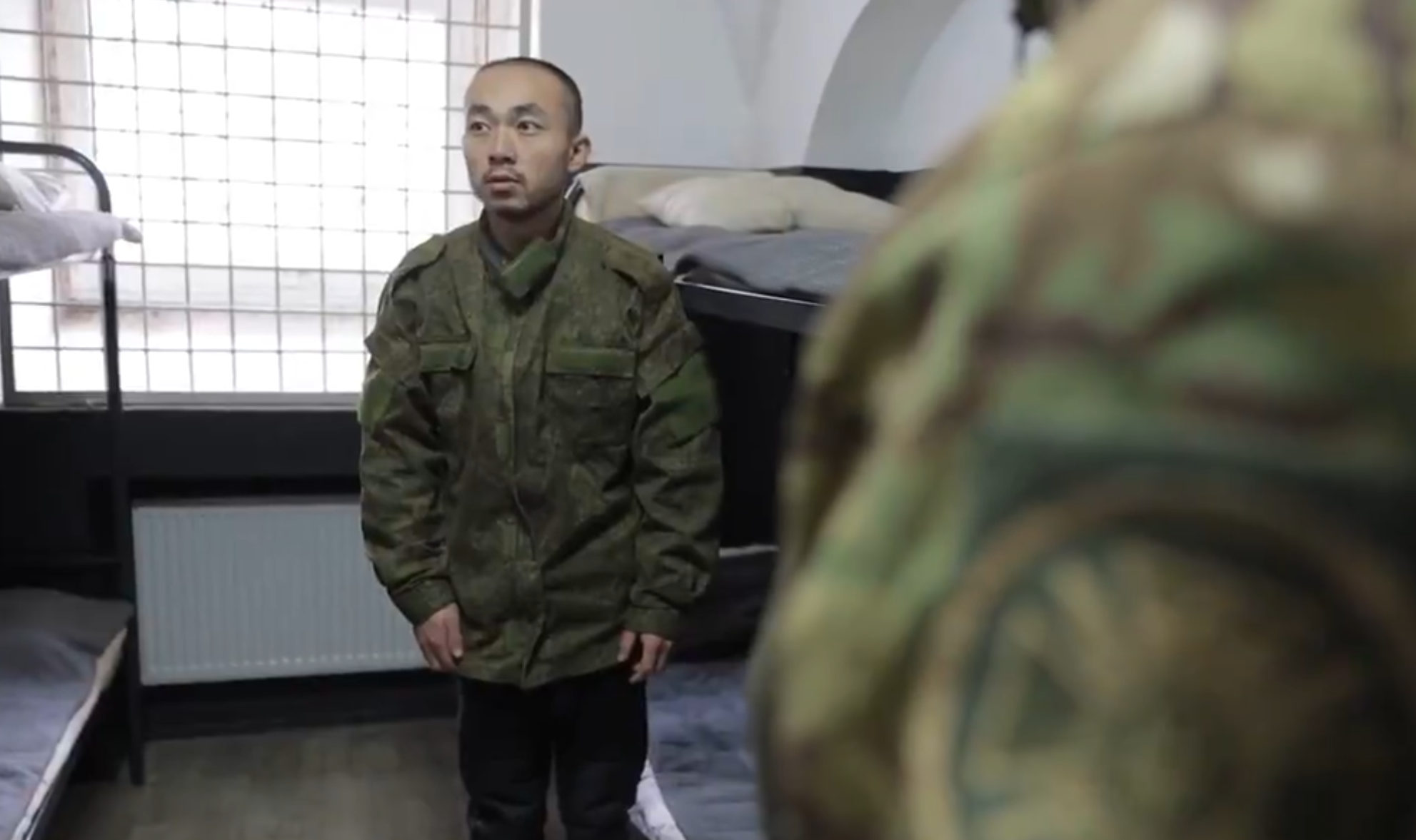 烏克蘭俘虜了兩名為俄軍作戰的「中國士兵」,片段有兩人接受調查的畫面,兩人都使用普通話回答提問。(澤連斯基社交網站片段截圖)