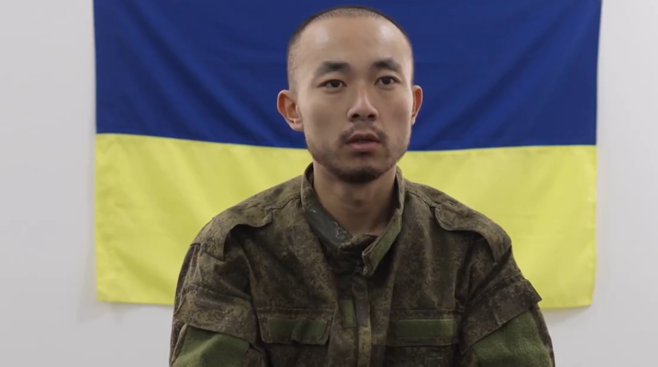 烏克蘭俘虜了兩名為俄軍作戰的「中國士兵」,片段有兩人接受調查的畫面,兩人都使用普通話回答提問。(澤連斯基社交網站片段截圖)