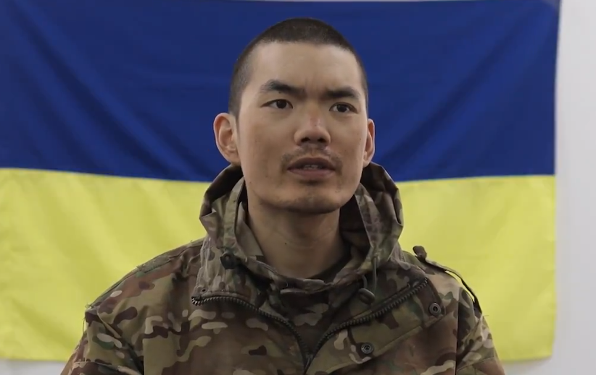 烏克蘭俘虜了兩名為俄軍作戰的「中國士兵」,片段有兩人接受調查的畫面,兩人都使用普通話回答提問。(澤連斯基社交網站片段截圖)