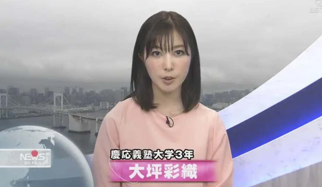 沖繩電視台24歲女主播大坪彩織,涉向另一位女同事送上有毒飲品,累對方一度昏迷被捕。(影片截圖)