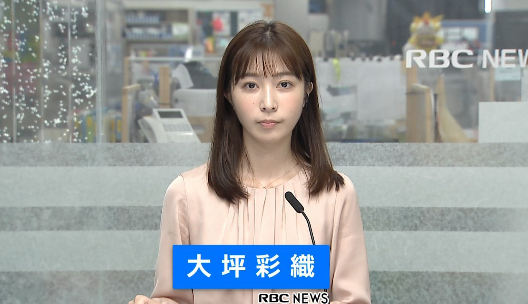 沖繩電視台24歲女主播大坪彩織,涉向另一位女同事送上有毒飲品,累對方一度昏迷被捕。(影片截圖)