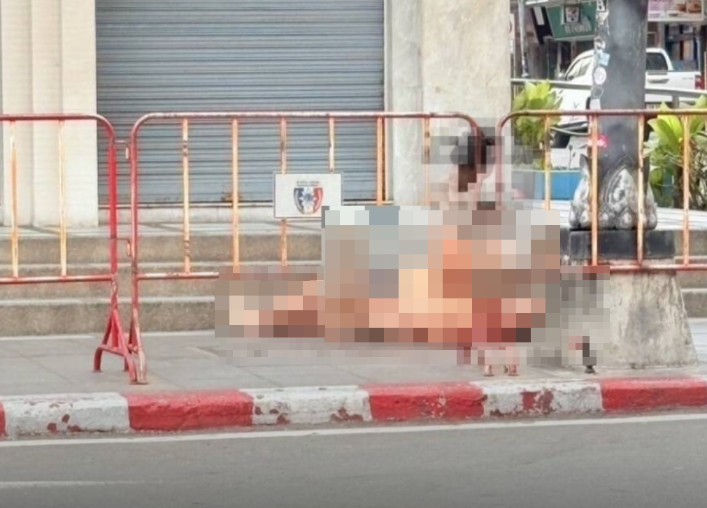 泰國傳媒報道,近期一對中國情侶遊客在泰國芭堤雅南路人行道邊架設相機,疑似在進行性行為並拍照取景,遭民眾舉報。兩人被帶往警局接受進一步調查與法律處理。(芭堤雅警方fb)