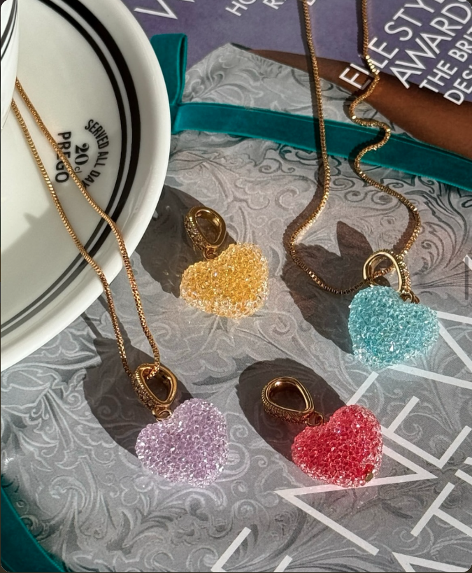 Clémence by Rue Madame網店上線,於網店消費滿港幣$400,即可享免運費。