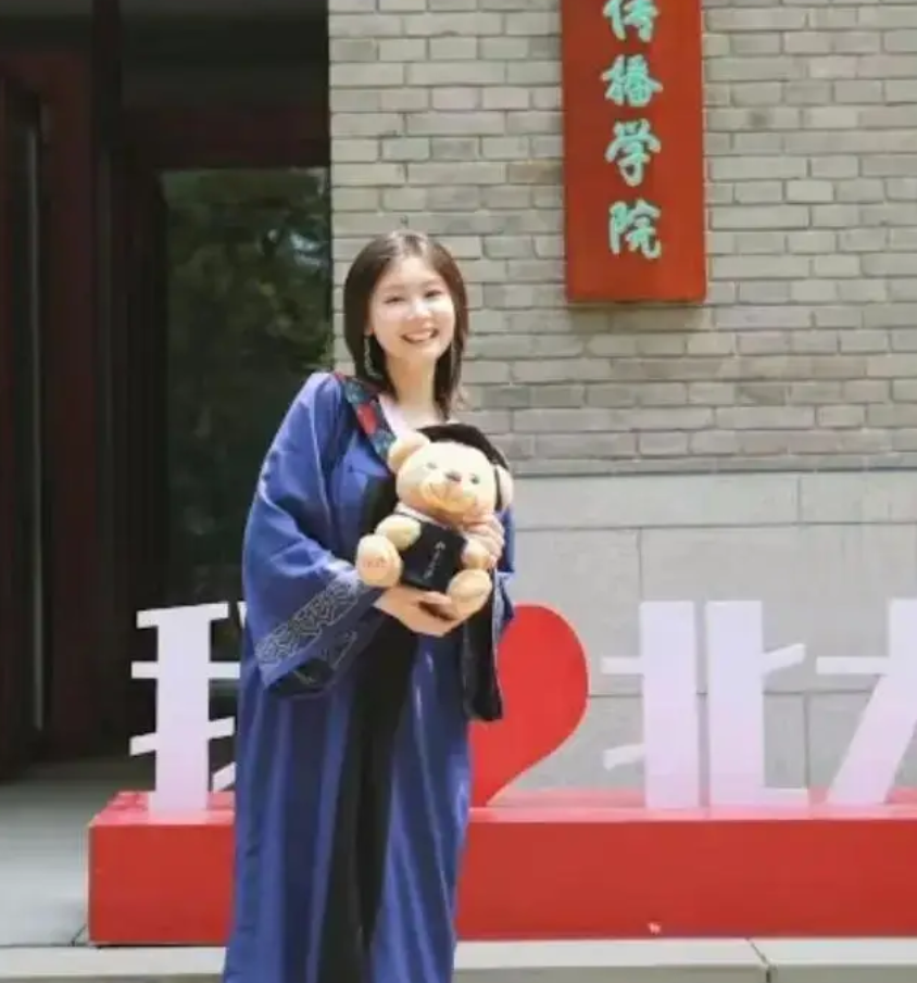 在北京大學攻讀研究生的黃小姐,前年曾被報道畢業後留在校內食堂工作當年輕、貌美、高學歷的「食堂阿姨」,被外界指是「大材小用」引發討論。(網上圖片/影片截圖)