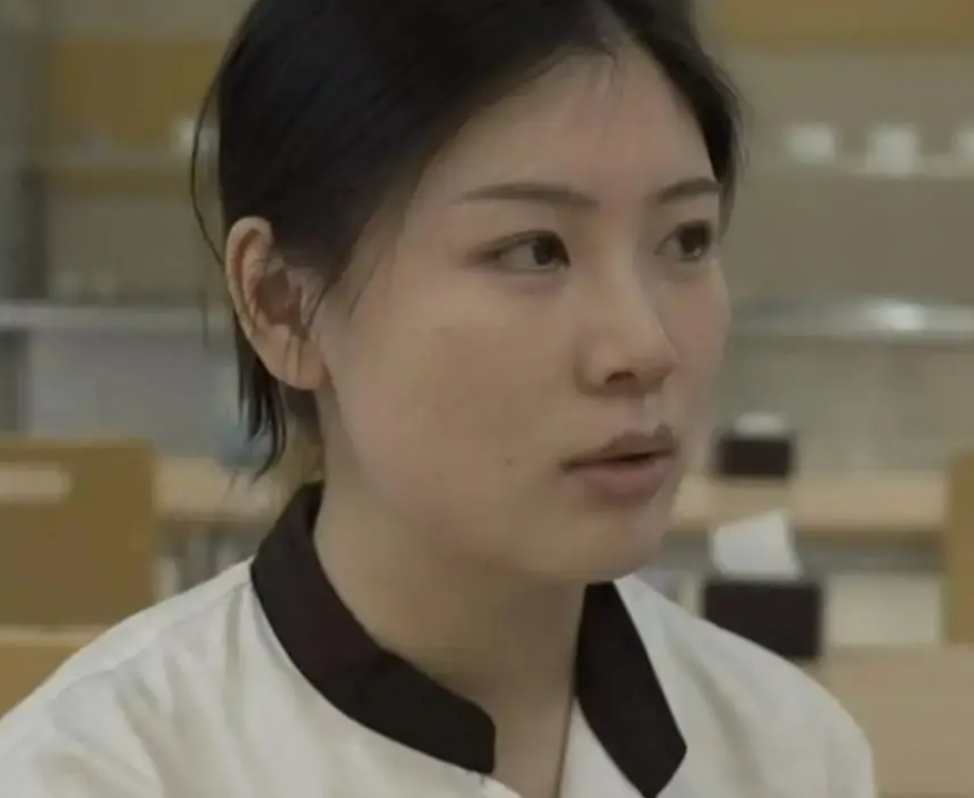 在北京大學攻讀研究生的黃小姐,前年曾被報道畢業後留在校內食堂工作當年輕、貌美、高學歷的「食堂阿姨」,被外界指是「大材小用」引發討論。(網上圖片/影片截圖)