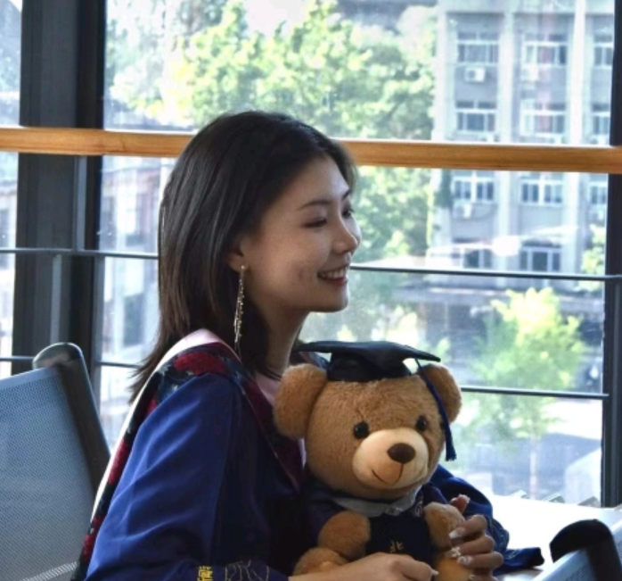 在北京大學攻讀研究生的黃小姐,前年曾被報道畢業後留在校內食堂工作當年輕、貌美、高學歷的「食堂阿姨」,被外界指是「大材小用」引發討論。(網上圖片/影片截圖)