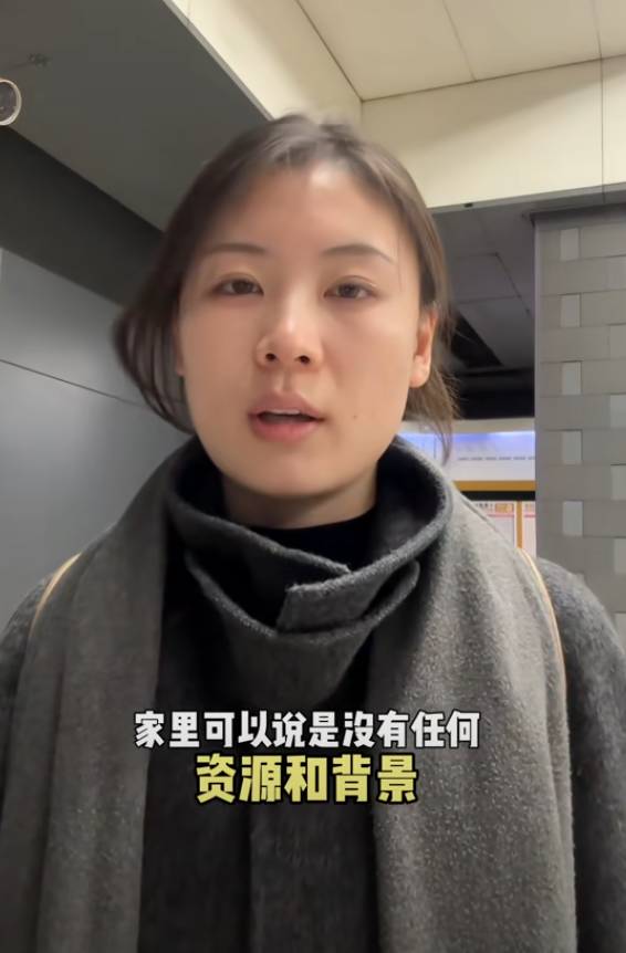 在北京大學攻讀研究生的黃小姐,前年曾被報道畢業後留在校內食堂工作當年輕、貌美、高學歷的「食堂阿姨」,被外界指是「大材小用」引發討論。(網上圖片/影片截圖)