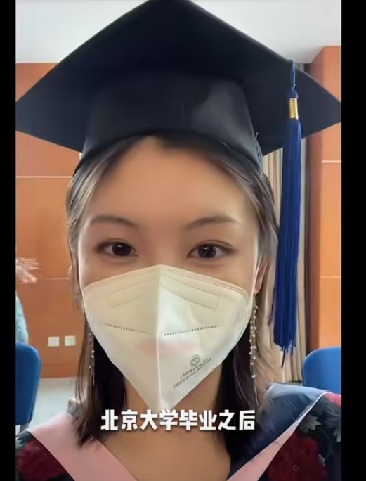 在北京大學攻讀研究生的黃小姐,前年曾被報道畢業後留在校內食堂工作當年輕、貌美、高學歷的「食堂阿姨」,被外界指是「大材小用」引發討論。(網上圖片/影片截圖)