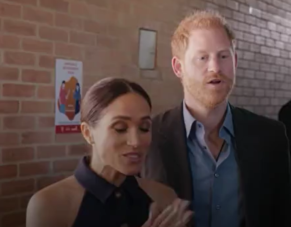哈里說話被梅根打斷,閃過一絲無奈神情。(互聯網)