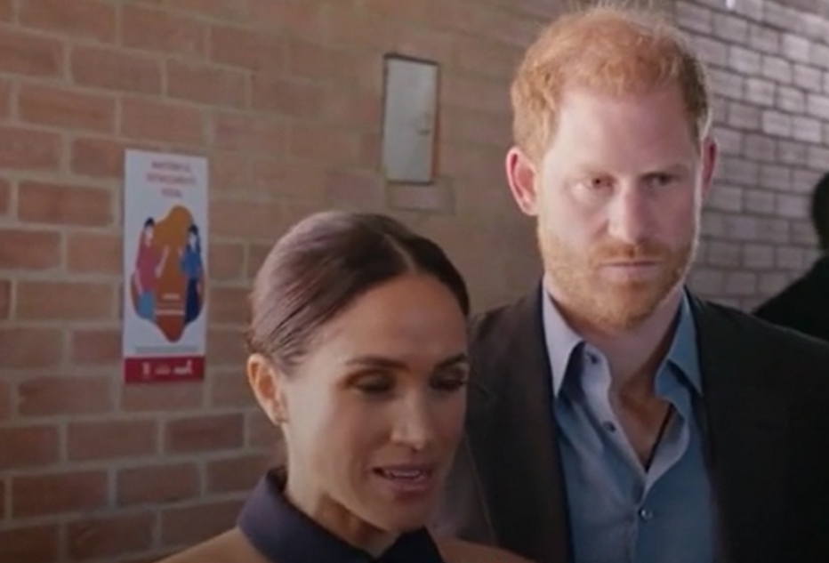 哈里說話被梅根打斷,閃過一絲無奈神情。(互聯網)