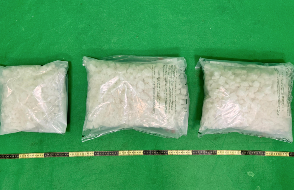 香港海關昨日在香港國際機場破獲兩宗涉及旅客販運毒品的案件,檢獲共約十二公斤懷疑氯胺酮及約七公斤懷疑可卡因,估計市值共約一千一百九十萬元。圖示檢獲的懷疑氯胺酮。