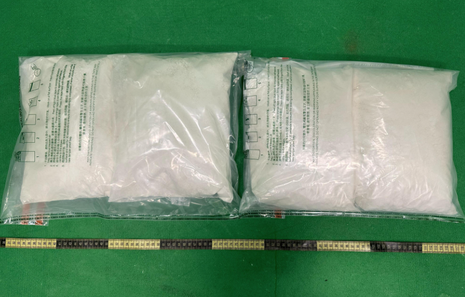 香港海關昨日在香港國際機場破獲兩宗涉及旅客販運毒品的案件,檢獲共約十二公斤懷疑氯胺酮及約七公斤懷疑可卡因,估計市值共約一千一百九十萬元。圖為檢獲的懷疑可卡因。