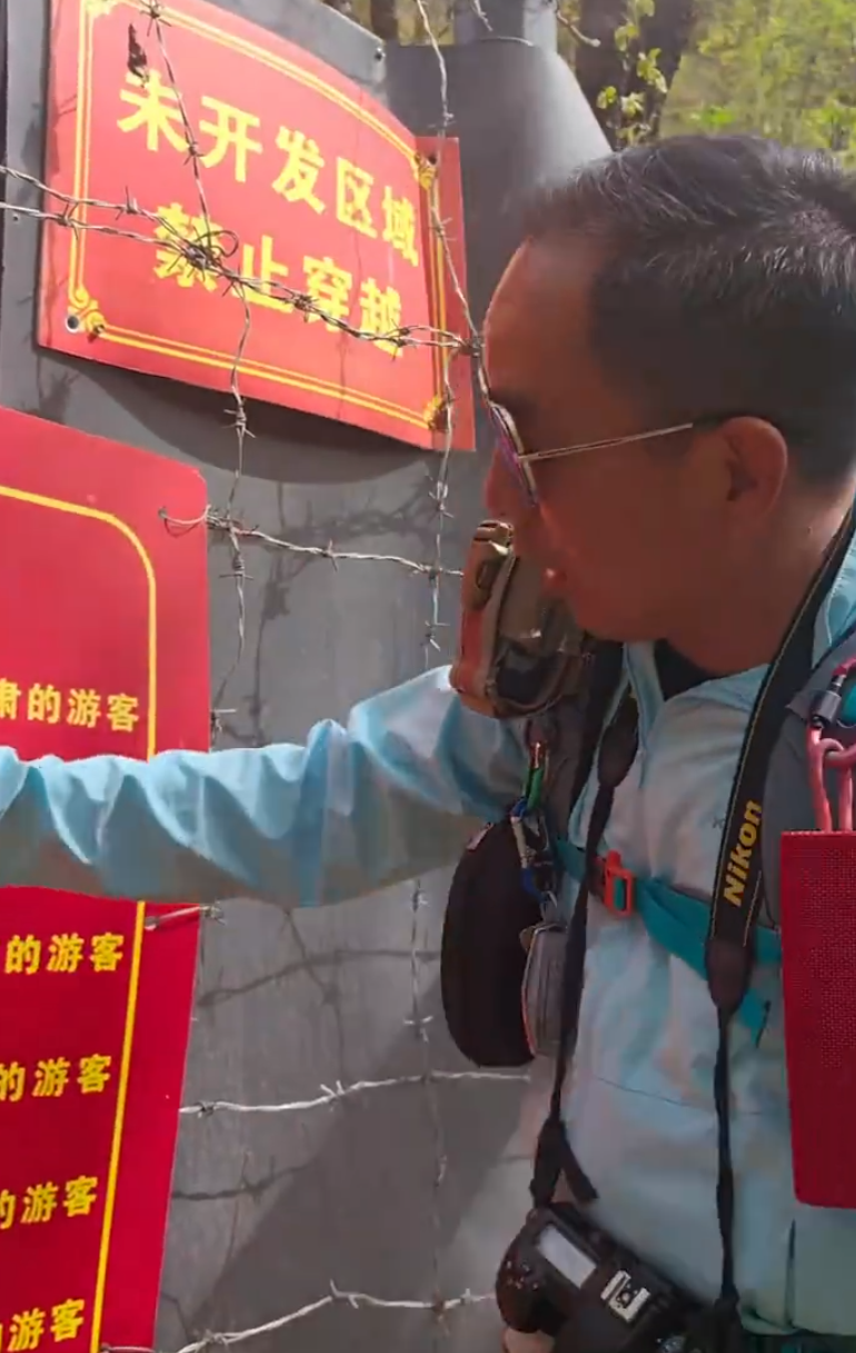 陝西西安有一處以紫荊花盛開聞名的地方叫西寺溝,近日西寺溝有峪口解封時,有人發現管理單位掛出一個大型警告牌,指出該景點過去兩年便有總共9人在當地遊玩或進行穿越活動時失蹤,提醒登山者切勿走小路擅自穿越,免生危險。(影片截圖)