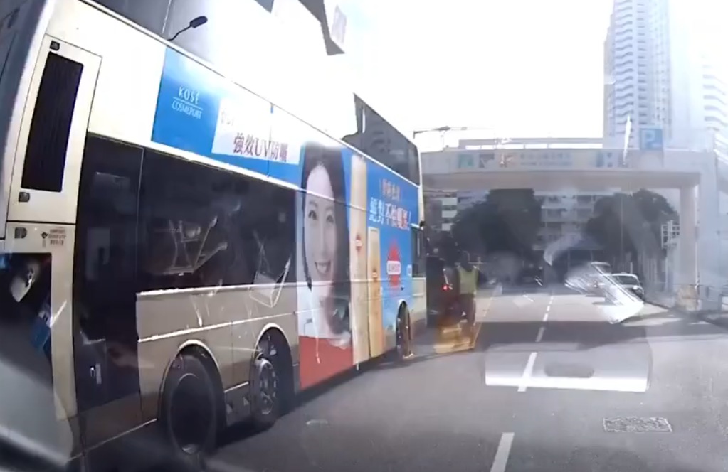 一部九巴在沙田乙明邨街路旁等候,被屋邨的鎖車隊鎖車,右方前輪被上鎖。(YouTube@行車紀錄員)