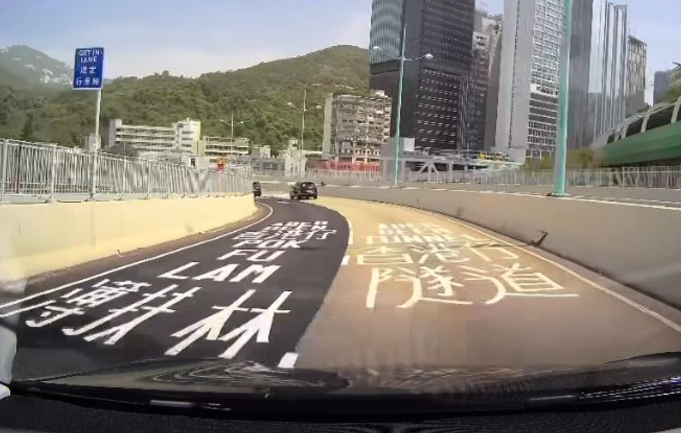一架黑色七人車由經鴨脷洲大橋離開鴨脷洲,當時車輛於快綫前往黃竹坑方向,惟於近香港仔警署突向右cut雙白綫(「車cam L(香港群組)fb)
