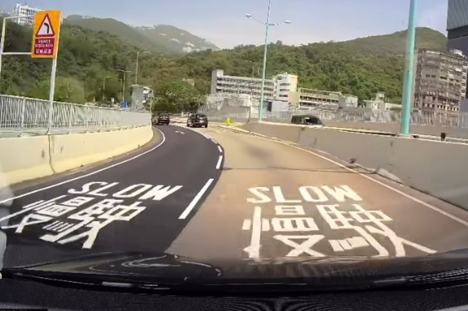一架黑色七人車由經鴨脷洲大橋離開鴨脷洲,當時車輛於快綫前往黃竹坑方向,惟於近香港仔警署突向右cut雙白綫(「車cam L(香港群組)fb)