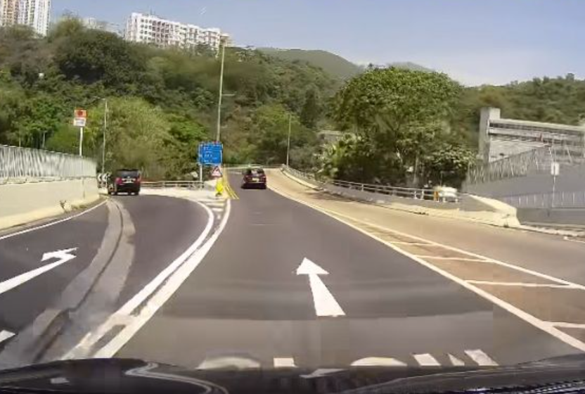 一架黑色七人車由經鴨脷洲大橋離開鴨脷洲,當時車輛於快綫前往黃竹坑方向,惟於近香港仔警署突向右cut雙白綫(「車cam L(香港群組)fb)