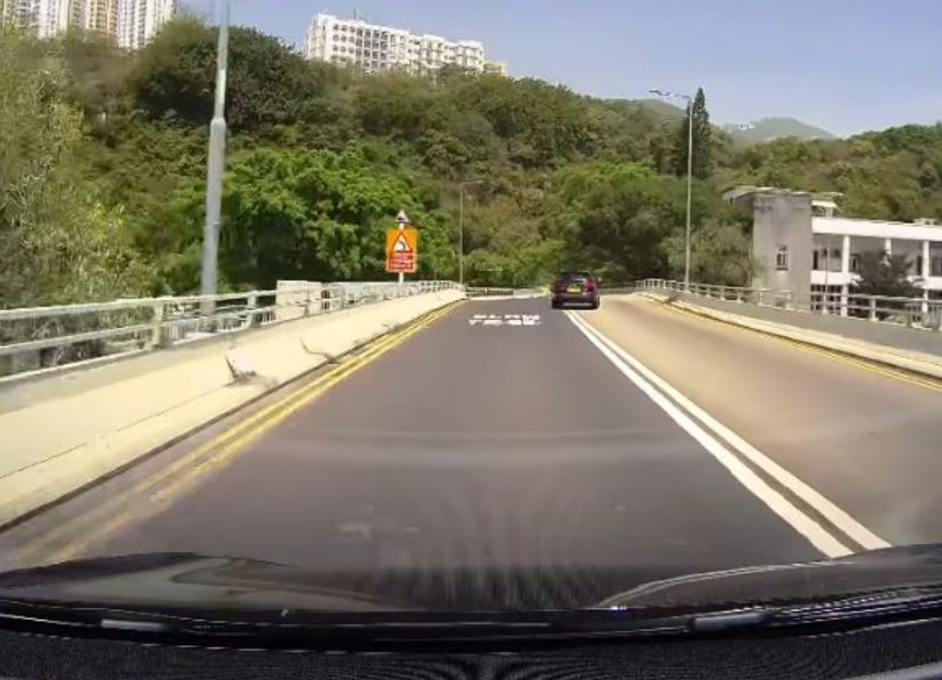 一架黑色七人車由經鴨脷洲大橋離開鴨脷洲,當時車輛於快綫前往黃竹坑方向,惟於近香港仔警署突向右cut雙白綫(「車cam L(香港群組)fb)