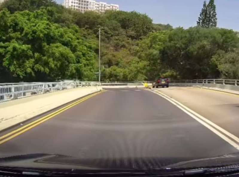 黑色七人車繼續向左轉彎往香港仔海傍道,此時亦有一輛白色私家車準備由香港仔海傍道上橋,幸黑色七人車車速不快及時煞車,未有釀成意外(「車cam L(香港群組)fb)