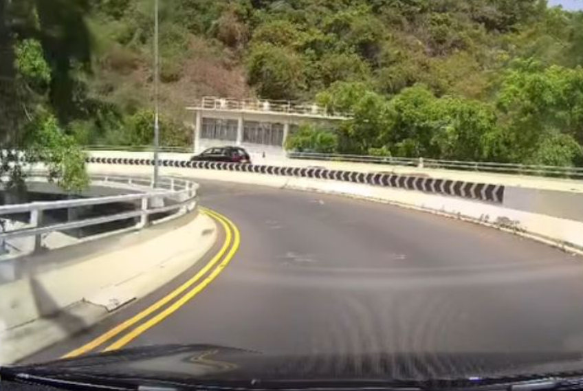 黑色七人車繼續向左轉彎往香港仔海傍道,此時亦有一輛白色私家車準備由香港仔海傍道上橋,幸黑色七人車車速不快及時煞車,未有釀成意外(「車cam L(香港群組)fb)