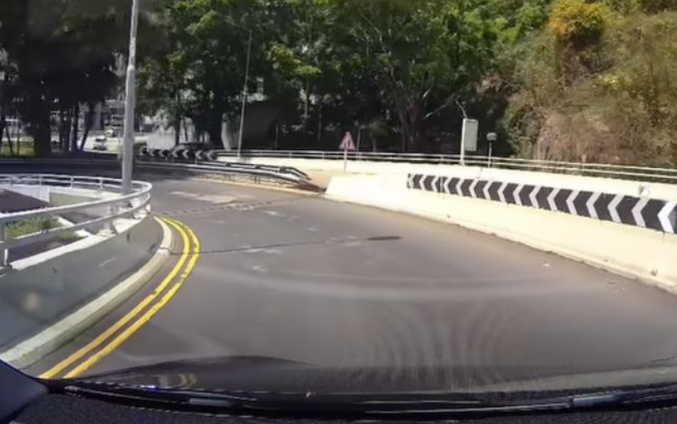 黑色七人車繼續向左轉彎往香港仔海傍道,此時亦有一輛白色私家車準備由香港仔海傍道上橋,幸黑色七人車車速不快及時煞車,未有釀成意外(「車cam L(香港群組)fb)