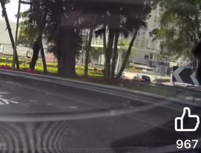 黑色七人車繼續向左轉彎往香港仔海傍道,此時亦有一輛白色私家車準備由香港仔海傍道上橋,幸黑色七人車車速不快及時煞車,未有釀成意外(「車cam L(香港群組)fb)
